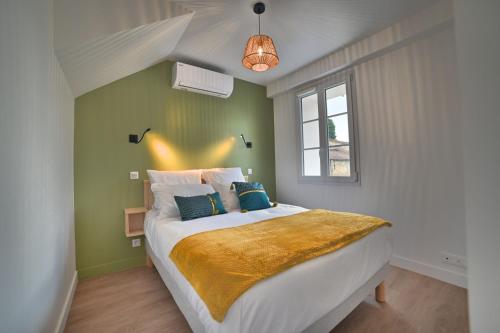เตียงในห้องที่ LE PACHA Maison avec piscine/parking/wifi/plages 5kms