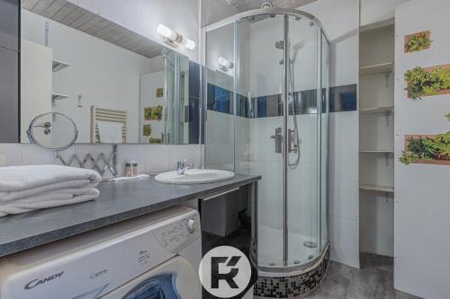 uma casa de banho com um chuveiro e um lavatório. em R'Apparts Le Petit Grenoblois - Gare em Grenoble