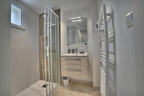 Koupelna v ubytování LE PACHA Maison avec piscine/parking/wifi/plages 5kms