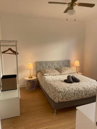 une chambre avec un lit et un ventilateur de plafond dans l'établissement Coup de cœur assuré, à Roquebrune-Cap-Martin