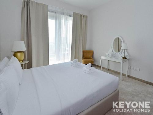 Кровать или кровати в номере Sophisticated One Bedroom with Full Marina View