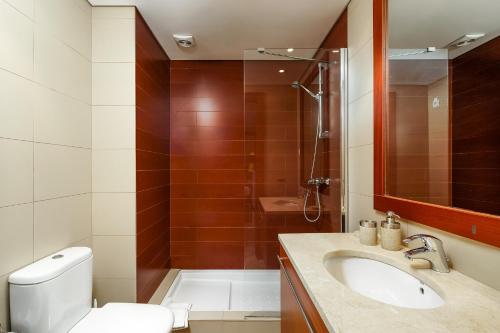 ラゴスにあるMarina Village Apartmentのバスルーム(トイレ、洗面台、シャワー付)