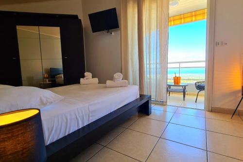 1 dormitorio con cama y vistas al océano en Appartements Rosanna au tampon avec piscine partagée en Le Tampon