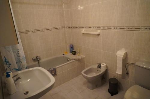 y baño con lavabo, bañera y aseo. en Apartamento del Mar - Fewo am Meer Algarrobo Costa en Algarrobo-Costa