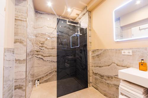 ein Badezimmer mit Dusche und Waschbecken in der Unterkunft Lit Living: Luxury - Box Spring - Zwischen MA und HD - Netflix - 8 Personen in Ladenburg