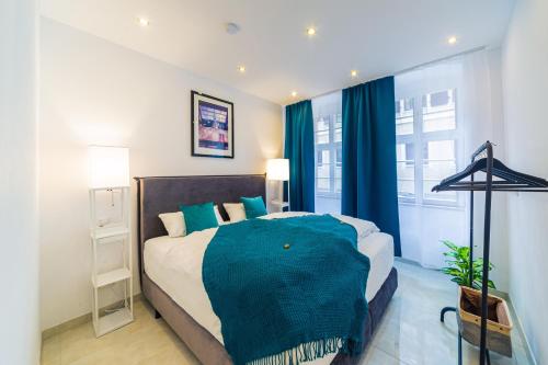 Un dormitorio con una cama con una manta azul. en Lit Living: Luxury - Box Spring - Zwischen MA und HD - Netflix - 8 Personen, en Ladenburg
