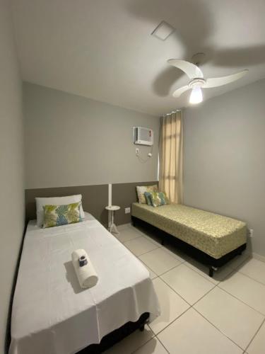 1 dormitorio con 1 cama y 1 sofá en Apê perto da praia em Vila Velha, en Vila Velha