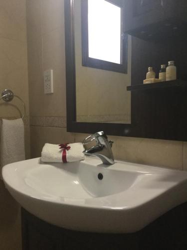 umywalkę z ręcznikiem i kranem w łazience w obiekcie Villa Asteri, views, private, pool heating on request, 30 mins from Paphos w Pafos