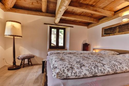 Ένα ή περισσότερα κρεβάτια σε δωμάτιο στο Attico Adula