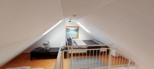 una habitación con una escalera y una cama en ella en Ruhiges & zentrales Loft in Lörrach, en Lörrach