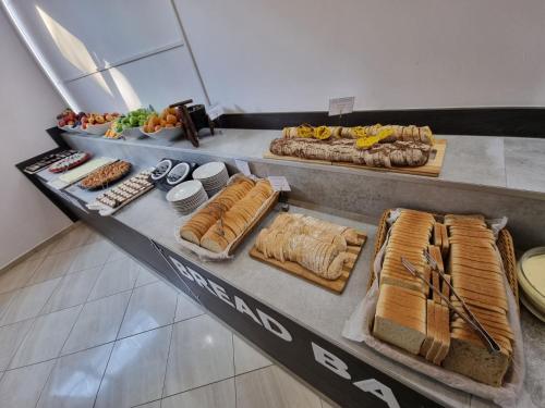 una linea a buffet con molti tipi diversi di cibo di Aquamarine Hotel - All Inclusive a Sunny Beach