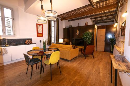 un salon avec une table et des chaises dans l'établissement Loft au bèu mitan - 50m2, à Grasse