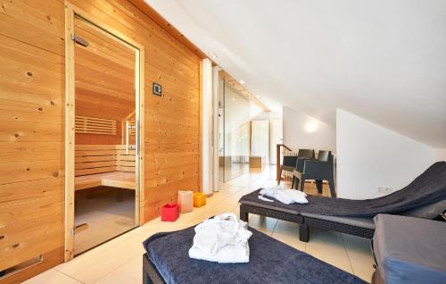 ボーデンマイスにあるHaus Arberblick Früchtlのベッド2台 木製の壁の部屋