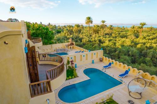 vista aerea di una casa con piscina di Tunisia Castle Motel a Fayoum