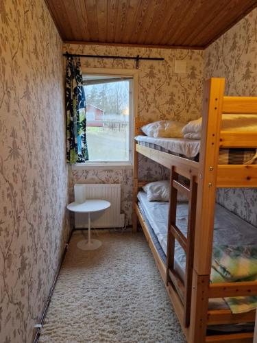 a small room with two bunk beds and a window at Utsikt mot viken in Undenäs