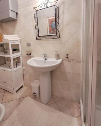 a bathroom with a sink and a mirror at Casa vacanze Il Cammino Assisi in Assisi