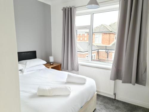 1 Schlafzimmer mit 2 Betten und einem Fenster in der Unterkunft Eastgate Road in Middlesbrough