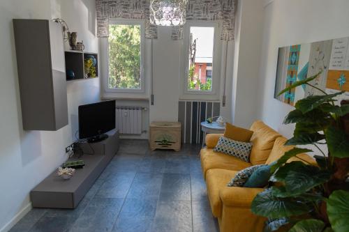 sala de estar con sofá y TV en Appartamento I Soffioni en La Spezia