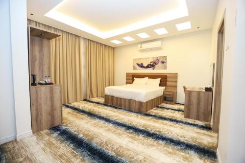 une chambre d'hôtel avec un lit dans une chambre dans l'établissement فندق المدينة القديمة Old Town Hotel, à Nizwa