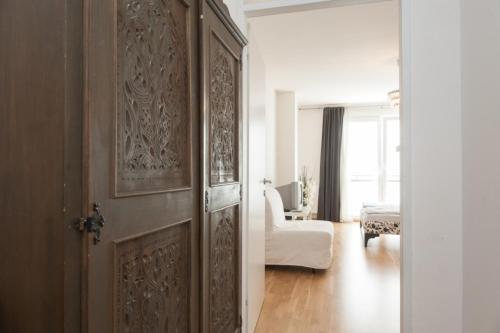 Zimmer mit einer Tür und einem Wohnzimmer in der Unterkunft City centre Anilingasse in Wien