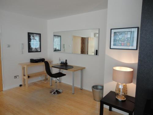 Cette chambre comprend un bureau, une chaise et un miroir. dans l'établissement Luxury Apartment Liverpool heart of city center Close to Arena, à Liverpool