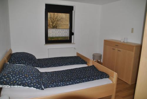 En eller flere senger på et rom på Fewo / Monteurswohnung Heller Nerchau