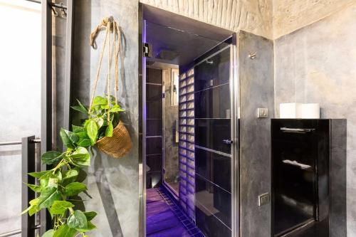 een inloopdouche met een glazen deur in een badkamer bij Manara 57 Dream Apartment Trastevere in Rome