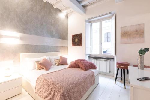 een witte slaapkamer met een bed en een raam bij Manara 57 Dream Apartment Trastevere in Rome