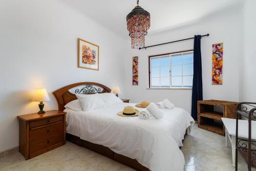 - une chambre avec un lit, une table et une fenêtre dans l'établissement Top Floor Ocean View Apartment – Near Beach Luz, à Luz