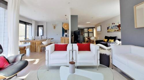 - un salon avec deux canapés blancs et une table dans l'établissement Arbiview, Cocooning Mountain Lodge & Spa® Luxury ***** Saint Lary Soulan, à Grézian