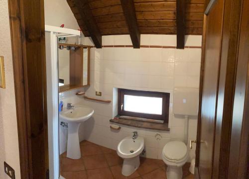 La salle de bains est pourvue de toilettes et d'un lavabo. dans l'établissement Casa vacanze Ravascletto, à Ravascletto