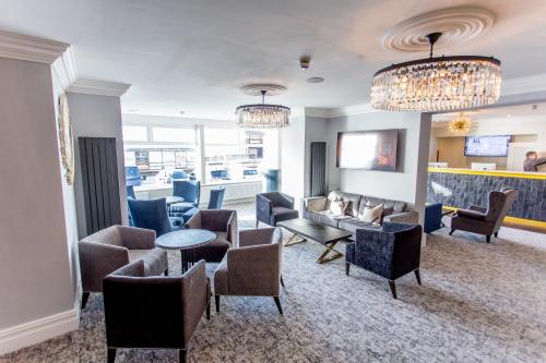 Ein Sitzbereich in der Unterkunft Doric Hotel