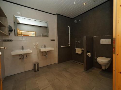 WilsumにあるLandferienhof Garbertのバスルーム(洗面台2台、トイレ付)