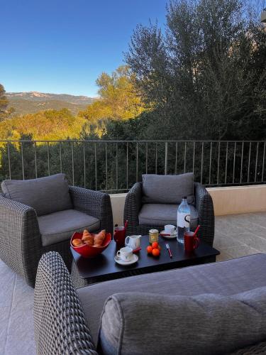 d'une terrasse avec deux canapés et une table avec des fruits. dans l'établissement Villa Casa Sognu di Orizonte, à Figari