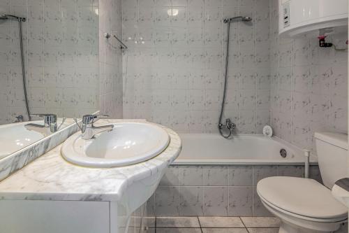 ein Badezimmer mit einem Waschbecken, einer Badewanne und einem WC in der Unterkunft Panorama B 0504 Nieuwpoort in Nieuwpoort
