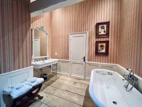 duża łazienka z wanną i umywalką w obiekcie Château du Tertre w mieście Arsac