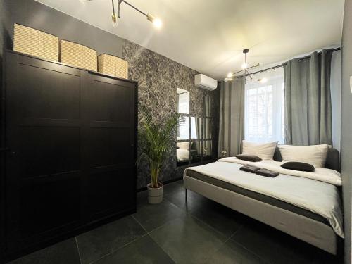 ein Schlafzimmer mit einem Bett mit einer schwarzen Tür in der Unterkunft SUNSET Apartment AirCon - Self Check-In 24h in Breslau