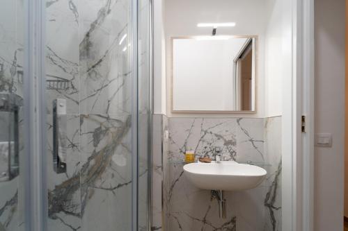 A bathroom at Ortigia Superior Sea View Apartment near Duomo