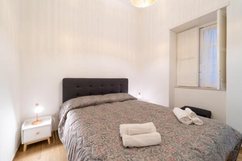 A bed or beds in a room at Ortigia Superior Sea View Apartment near Duomo