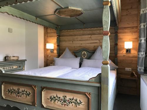 um quarto com uma cama num quarto de madeira em Haus Sieben Zwerge em Ehrwald