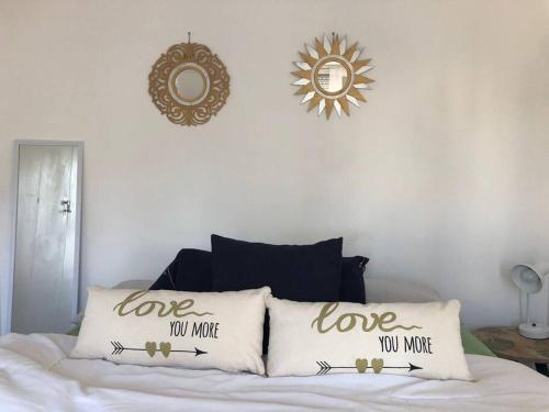 łóżko z dwoma poduszkami ze słowami kochają cię bardziej w obiekcie Departamento En Vicente Lopez w mieście Vicente López