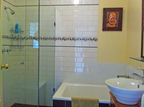 bagno con doccia, vasca e lavandino di Mooltan House a Hepburn Springs