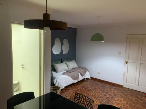 1 dormitorio con 1 cama en la esquina de una habitación en Depto confortable en calle Bicentenario en Salta