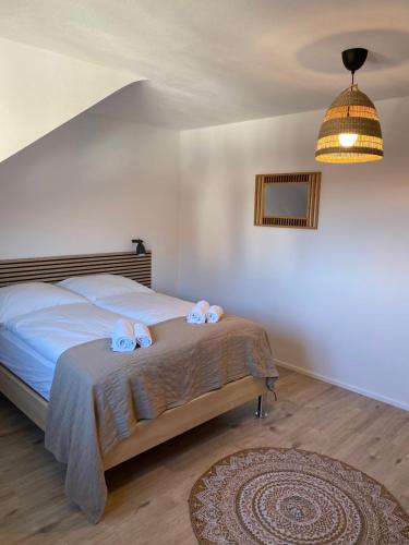 Un dormitorio con una cama con toallas azules. en Appartement Am Waldweg en Achern
