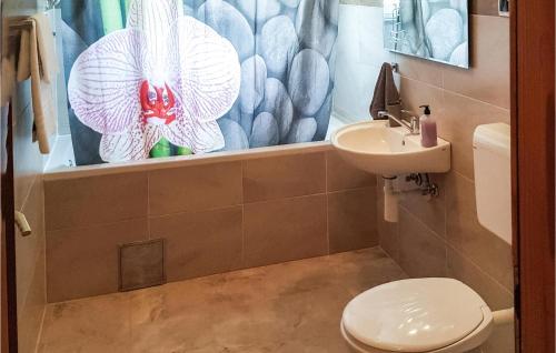 een badkamer met een toilet en een wastafel bij Stunning Apartment In Loborika With Kitchen in Loborika