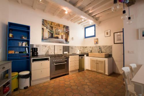 a kitchen with white cabinets and a stove top oven at Baudan - Clim - Terrasse in Arles