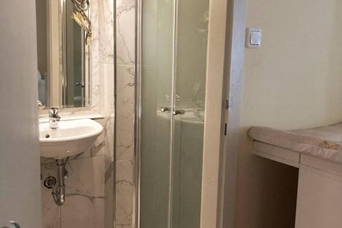 a bathroom with a shower and a sink at (A) Privatzimmer in 400 Jahre alten Bauernhaus in Niederalm