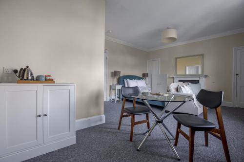 um quarto com uma mesa e duas cadeiras e uma cama em Number 17 Bath em Bath
