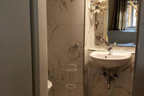 a bathroom with a sink and a mirror at (A) Privatzimmer in 400 Jahre alten Bauernhaus in Niederalm