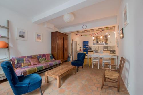 un salon avec un canapé, une table et des chaises dans l'établissement Baudan - Clim - Terrasse, à Arles